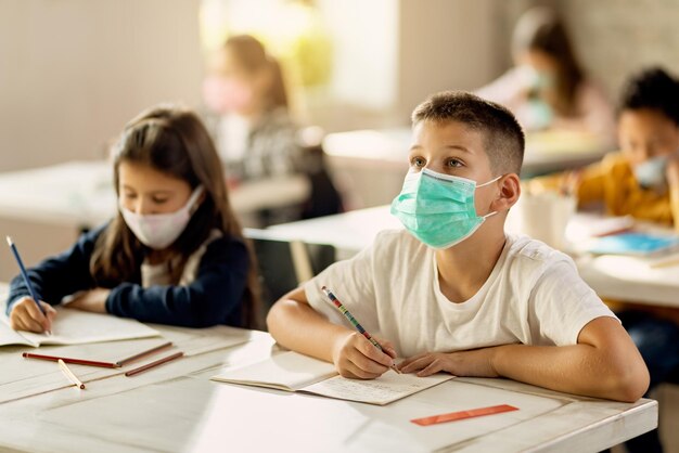 Niños con máscaras en la escuela