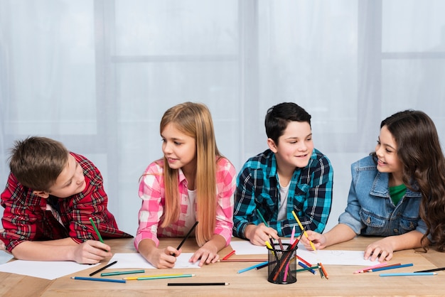 Niños en la mesa para colorear