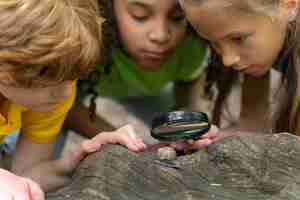 Foto gratuita niños mirando juntos un caracol