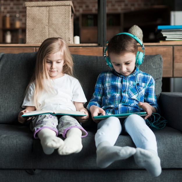 Niños mirando a tablet