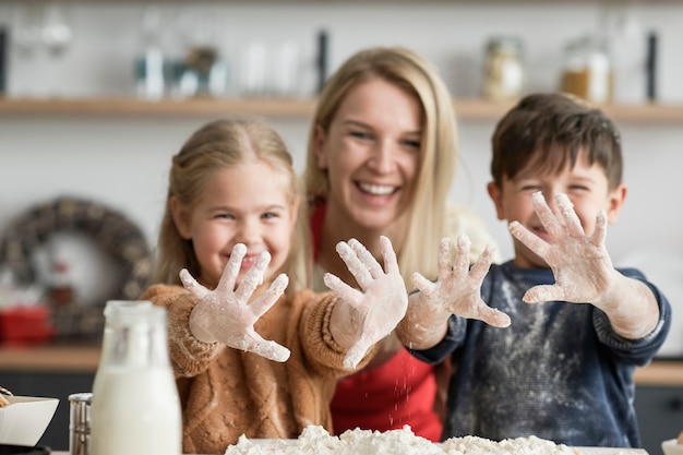 Niños mostrando las manos sucias después de hornear