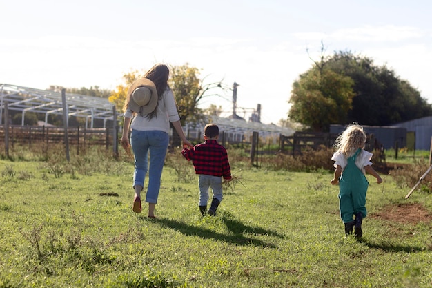 Niños y mujer en plena naturaleza