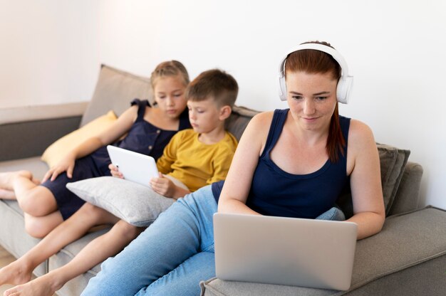 Niños y mujer de tiro medio