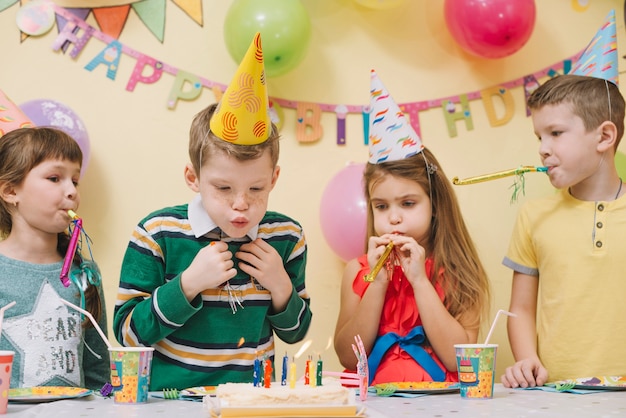 Niños y niñas celebrando cumpleaños