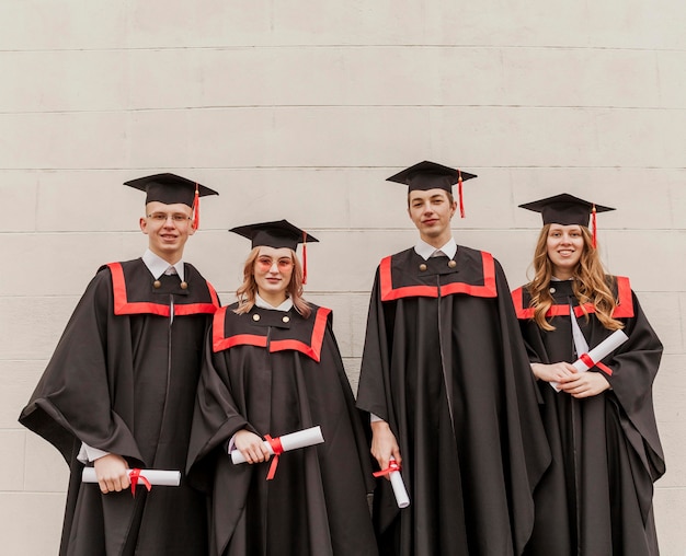 Niños y niñas en la graduación