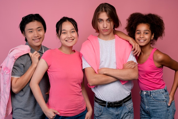 Niños y niñas posando en rosa.