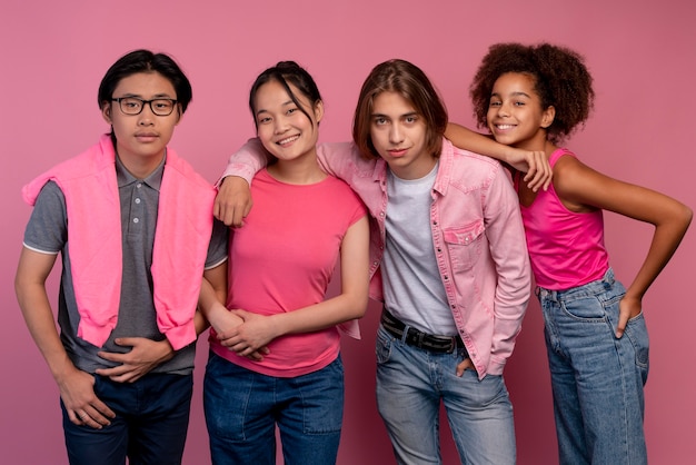 Niños y niñas posando en rosa.