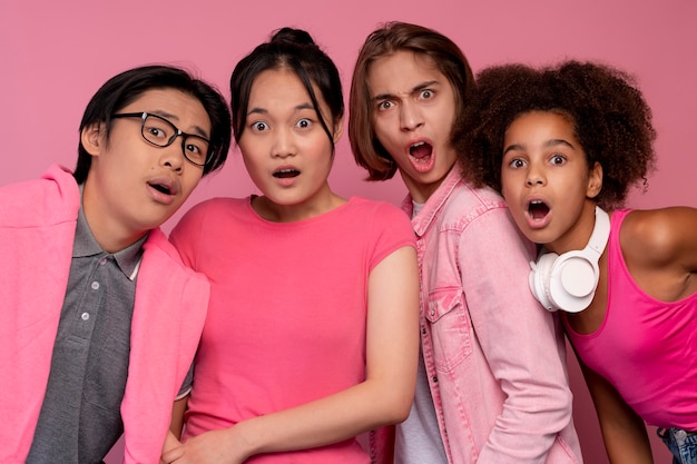 Niños y niñas posando en rosa.