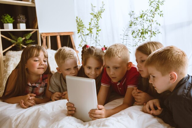 Niños y niñas con tableta.