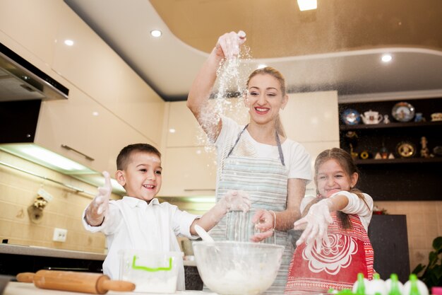 Niños niños familia cocina hogar