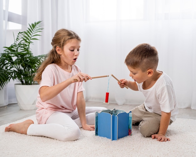 Niños no binarios divirtiéndose