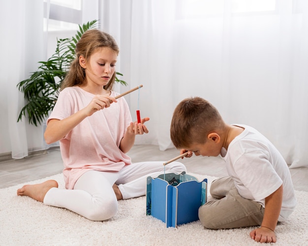 Niños no binarios divirtiéndose