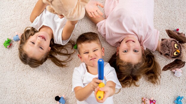 Niños no binarios jugando en casa.