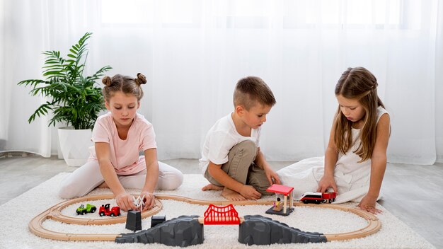 Niños no binarios jugando con juegos de autos.