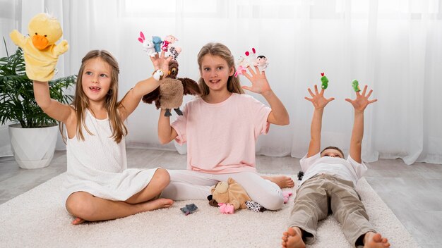 Niños no binarios jugando juntos en casa.