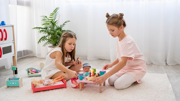 Niños no binarios jugando juntos a un juego de cumpleaños