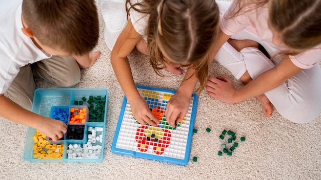 Foto gratuita niños no binarios jugando juntos.