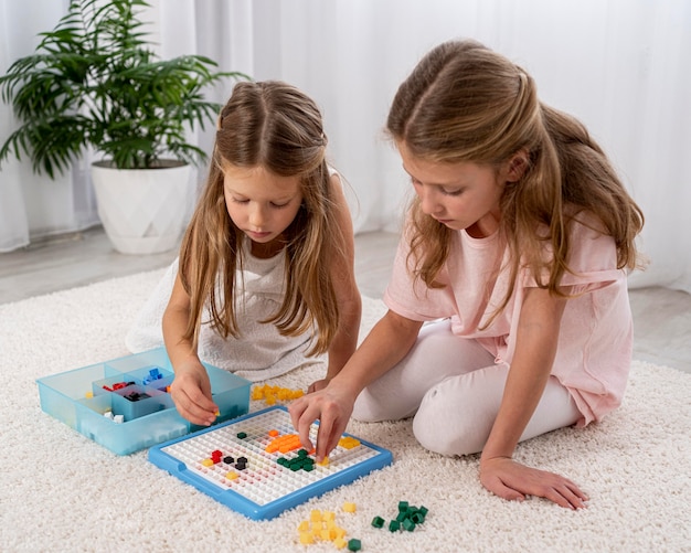 Niños no binarios jugando juntos.