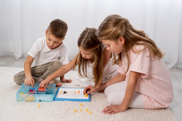 Niños no binarios jugando