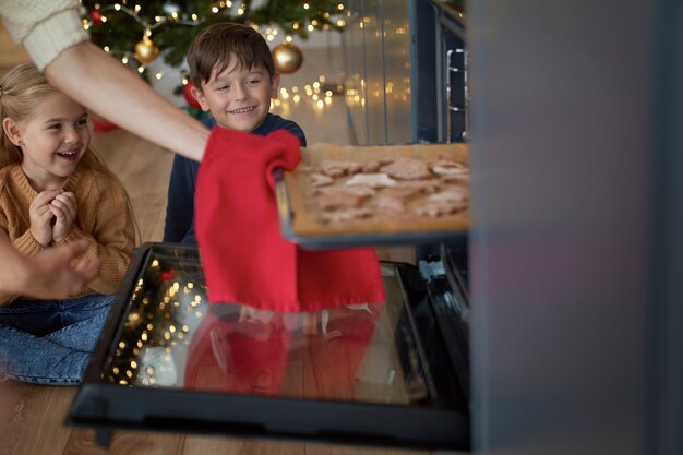 Los niños no pueden esperar por las galletas de jengibre caseras