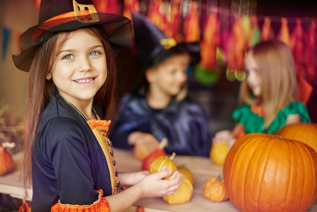 Niños ocupados preparando decoraciones de Halloween