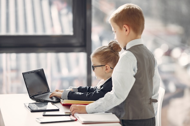 Niños en la oficina con una laptop