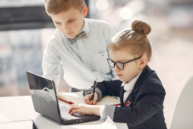 Niños en la oficina con una laptop