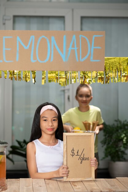 Niños organizando un puesto de limonada