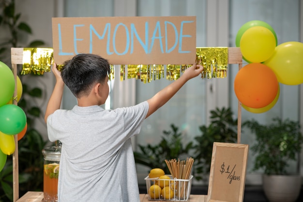 Niños organizando un puesto de limonada