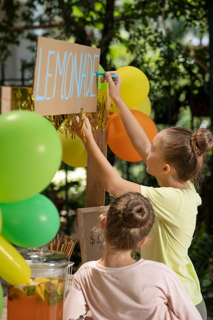 Niños organizando un puesto de limonada