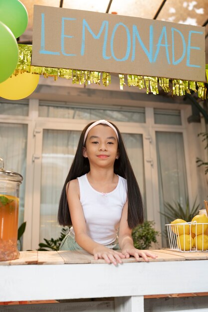 Niños organizando un puesto de limonada