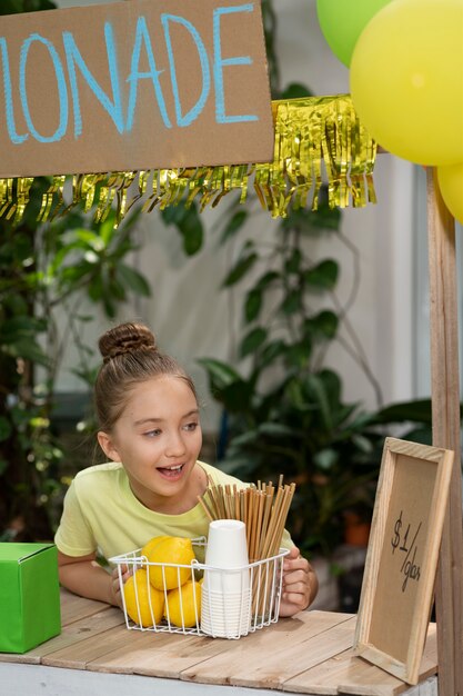 Niños organizando un puesto de limonada