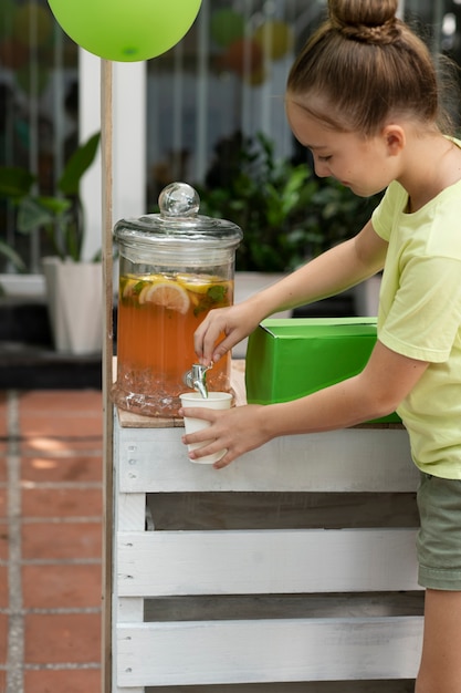 Niños organizando un puesto de limonada