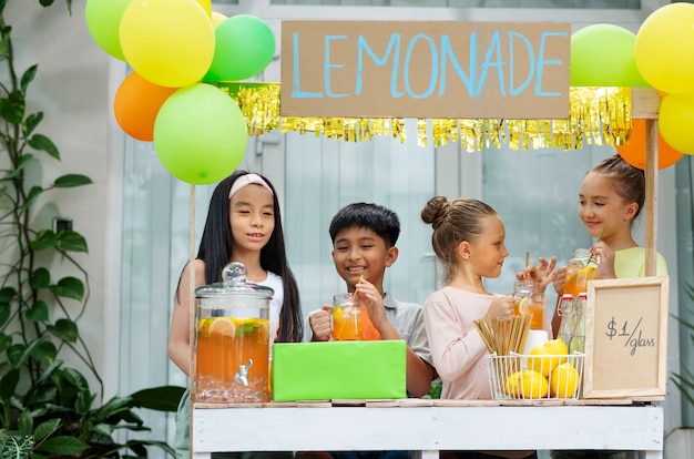 Niños organizando un puesto de limonada