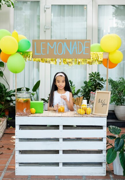 Niños organizando un puesto de limonada