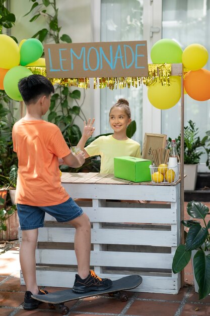 Niños organizando un puesto de limonada