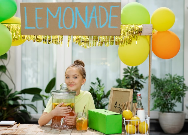 Foto gratuita niños organizando un puesto de limonada