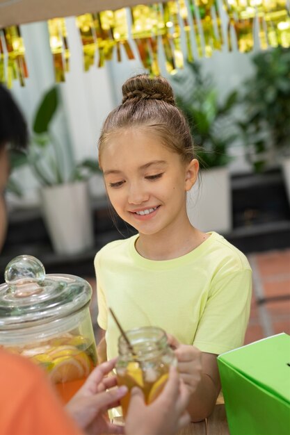 Niños organizando un puesto de limonada