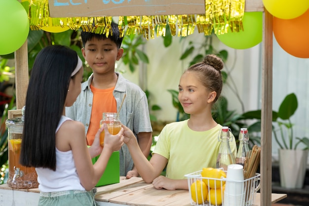 Niños organizando un puesto de limonada