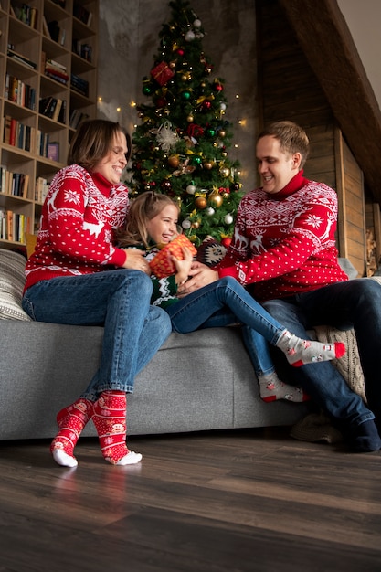 Foto gratuita niños y padres felices de tiro completo en casa