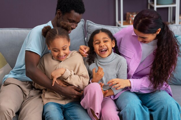 Niños y padres felices de tiro medio