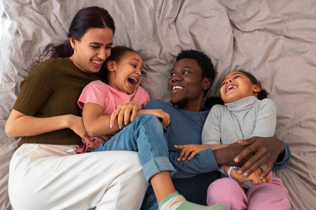 Niños y padres felices de tiro medio