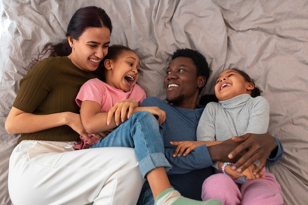 Niños y padres felices de tiro medio