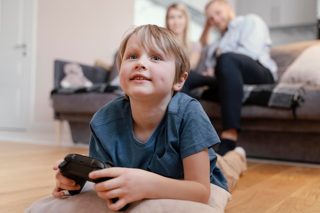 Niños y padres sonrientes de tiro completo en casa