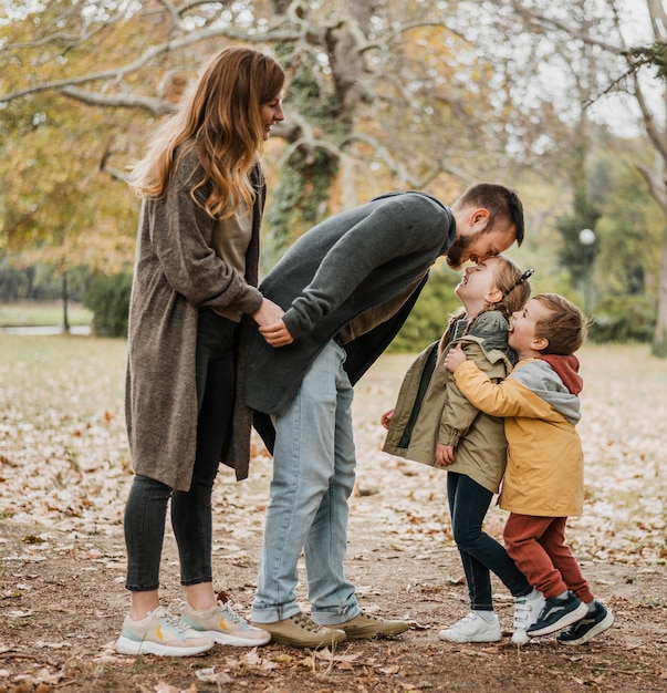 Niños y padres de tiro completo al aire libre