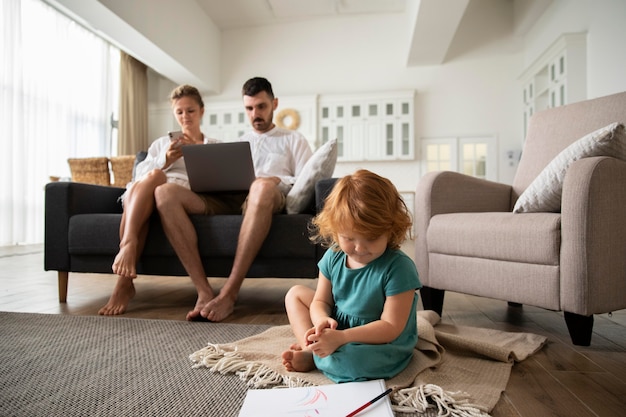 Niños y padres de tiro completo en casa