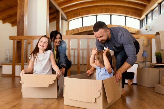 Niños y padres de tiro completo jugando juntos