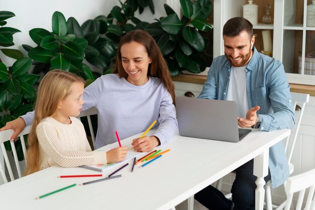 Niños y padres de tiro medio en casa