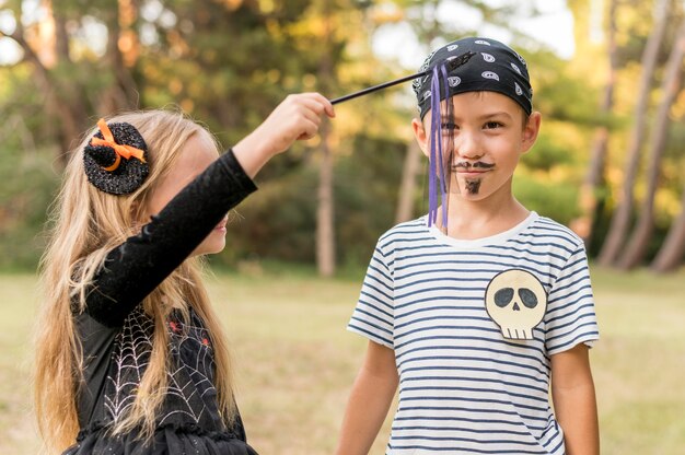 Niños en el parque disfrazados para halloween