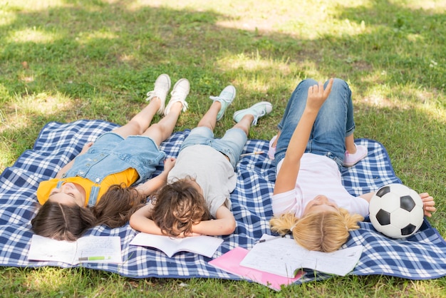 Niños en el parque juntos